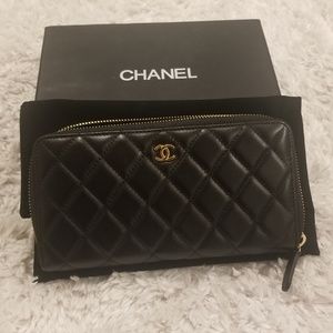 AuthenticChanel classic large zipped around wallet